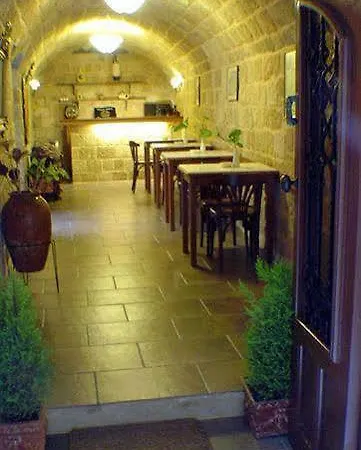 Camelot Traditional & Classic Hotel 3*