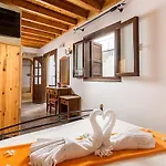Camelot Traditional & Classic Hotell 3*