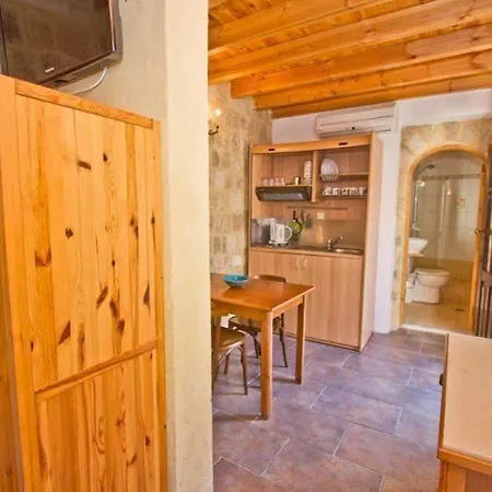 Camelot Traditional & Classic Hotel 3*